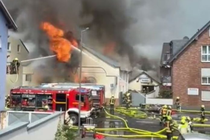 Pożar w sklepie motocyklowym w Sankt Augustin niedaleko Bonn.