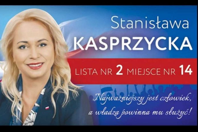 Stanisława Kasprzycka i baner reklamujący jej start w wyborach parlamentarnych w 2019 roku z list PiS-u.