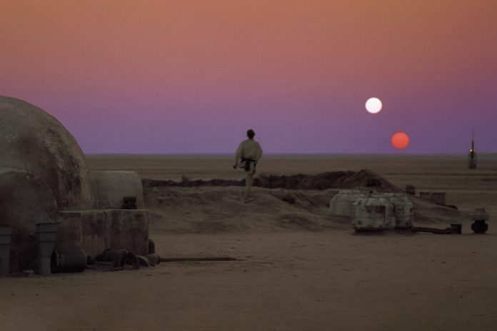 Luke Skywalker patrzy na zachód słońc na Tatooine. Fotos z filmu 