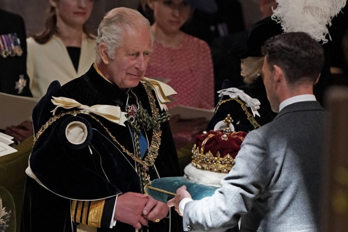 Karol III otrzymuje koronę Szkocji Źródło: PAP/PA