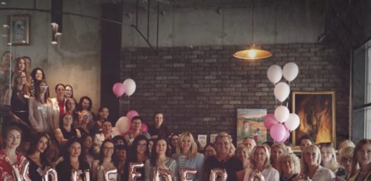 Kobiety Konfederacji na Kongresie Kobiet Wolności i Niepodległości Źródło: YouTube / Konfederacja