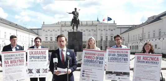 Krzysztof Bosak podczas konferencji Konfederacji przed Pałacem Prezydenckim w związku z 80. rocznicą apogeum Rzezi Wołyńskiej / Foto: screen YouTube/Konfederacja