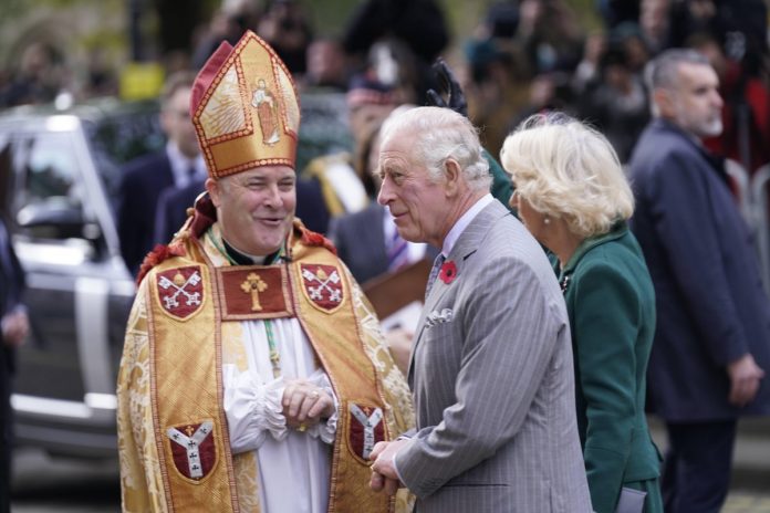 Arcybiskup Yorku Stephen Cottrell w towarzystwie króla Karola III i królowej-małżonki Kamili Źródło: PAP/PA