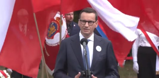 Premier Mateusz Morawiecki podczas uroczystości przed stołecznym Pomnikiem Ofiar Ludobójstwa na Wołyniu Źródło: YouTube