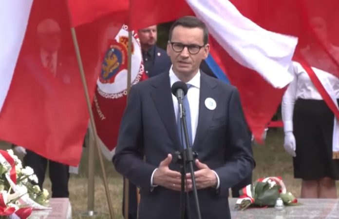 Premier Mateusz Morawiecki podczas uroczystości przed stołecznym Pomnikiem Ofiar Ludobójstwa na Wołyniu Źródło: YouTube