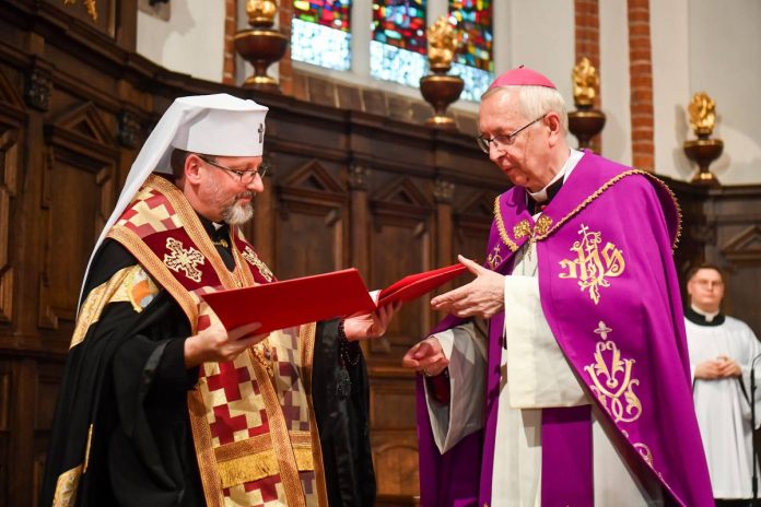 Warszawa, 07.07.2023. Kościelne obchody 80. rocznicy zbrodni wołyńskiej. Przewodniczący KEP abp. Stanisław Gądecki (P) i arcybiskup większy kijowsko-halicki, zwierzchnik Ukraińskiego Kościoła Greckokatolickiego abp Światosław Szewczuk (L) podczas nabożeństwa Słowa w archikatedrze warszawskiej, 7 bm. W trakcie nabożeństwa podpisano wspólne oświadczenie pt."Przebaczenie i pojednanie". (al/awol) PAP/Andrzej Lange