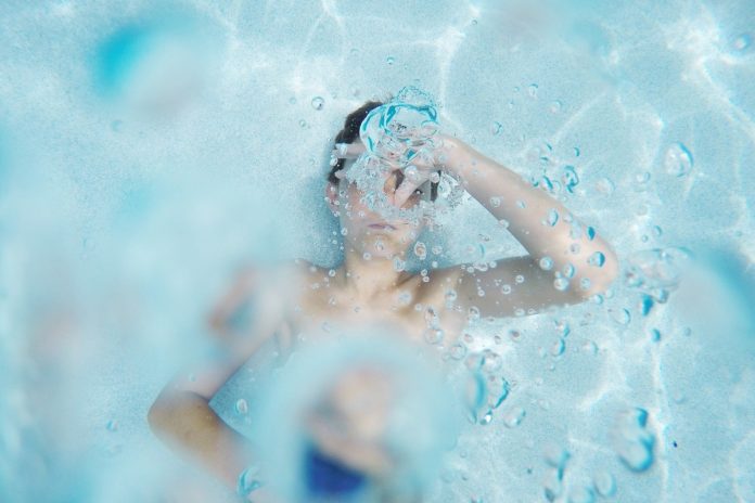 Pływanie w basenie. Zdjęcie ilustracyjne. Źródło: pixabay