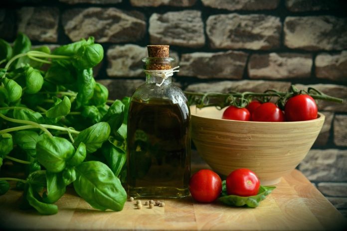 Bazylia, oliwa, pomidory. Zdjęcie ilustracyjne. Źródło: pixabay