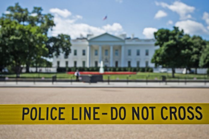Biały Dom za policyjną taśmą. Zdjęcie ilustracyjne: Pexels