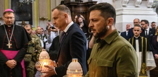 Prezydent Polski Andrzej Duda i prezydent Ukrainy Wołodymyr Zełenski w katedrze śś. Apostołów Piotra i Pawła w Łucku.