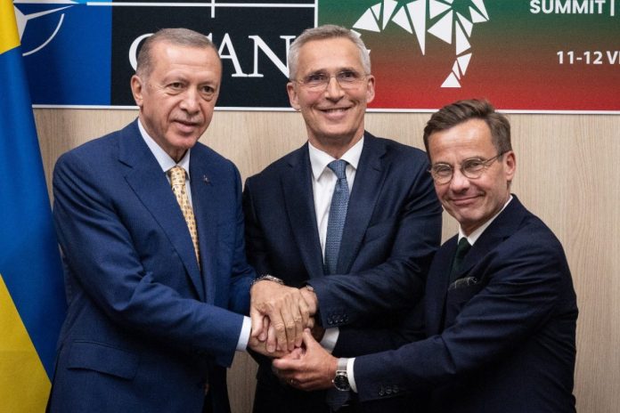 Prezydent Turcji Recep Tayyip Erdogan, sekretarz generalny NATO Jens Stoltenberg i premier Szwecji Ulf Kristersson. Foto: tter/Stolteberg