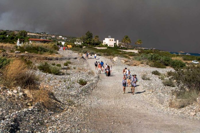 Ewakuacja turystów z miejscowości Kiotari na greckiej wyspie Rodos.