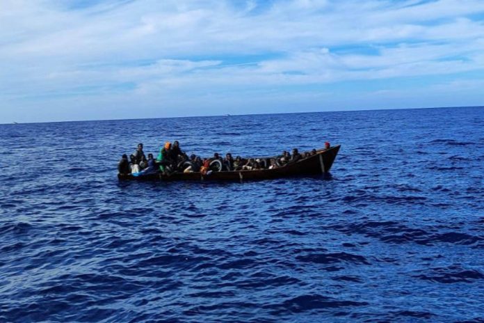 Imigranci na łodzi. Zdjęcie ilustracyjne. Foto: PAP/EPA