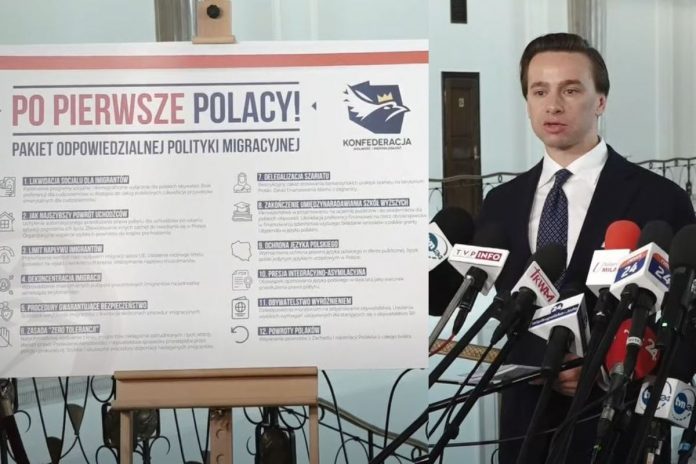 konferencja-konfederacja-krzysztof-bosak Konferencja Konfederacji "Pakiet odpowiedzialnej polityki migracyjnej - po pierwsze Polacy!", przemawia Krzysztof Bosak.