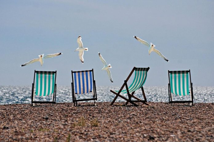 Leżaki na plaży. Zdjęcie ilustracyjne: Pixabay