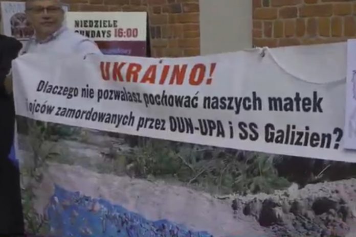 Pikieta pod Katedrą Warszawską "STOP fałszowaniu historii ukraińskiego ludobójstwa!" Fot. print screen z BanBye / wRealu24