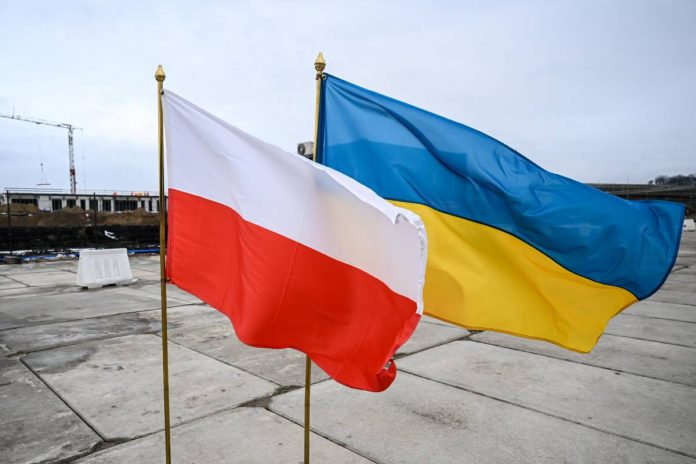 Flagi Polski i Ukrainy.