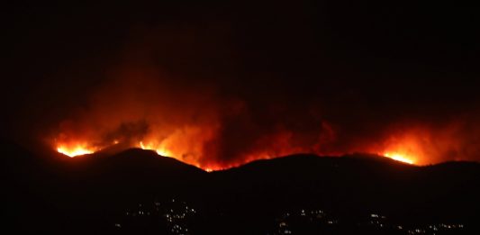 Pożary w grecji. Płonące lasy na wzgórzach Korfu. Zdjęcie ilustracyjne. Foto: PAP/EPA