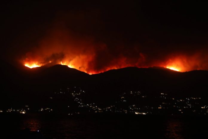 Pożary w grecji. Płonące lasy na wzgórzach Korfu. Zdjęcie ilustracyjne. Foto: PAP/EPA