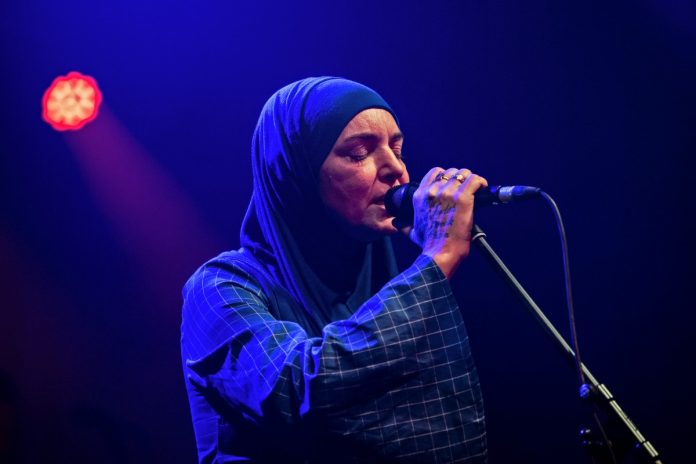 sinead-oconnor Sinead O'Connor podczas koncertu w Budapeszcie, który odbył się 9 grudnia 2019 r. Zdjęcie: PAP/EPA