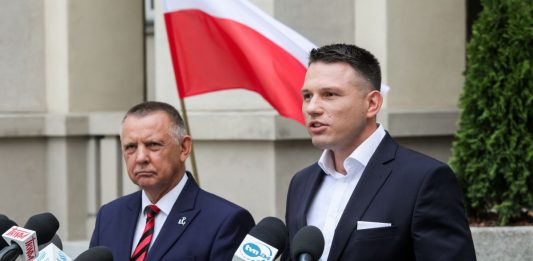 Sławomir Mentzen i Marian Banaś podczas wspólnej konferencji prasowej.