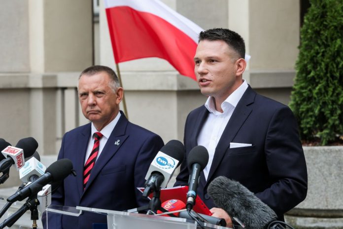 Sławomir Mentzen i Marian Banaś podczas wspólnej konferencji prasowej.