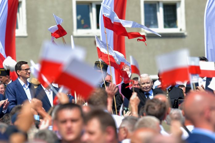 Premier Mateusz Morawiecki (L) i wicepremier, prezes PiS Jarosław Kaczyński (P) podczas wiecu Zjednoczonej Prawicy w Bogatyni, 24 bm. (sko) PAP/Sebastian Borowski