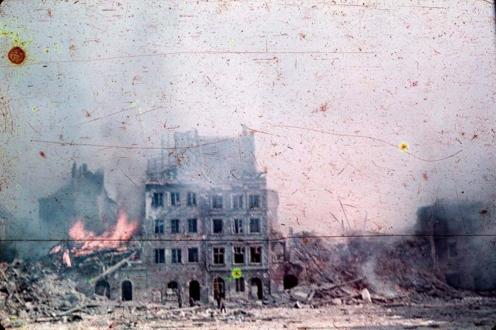 Rynek Starego Miasta w płomieniach powstańczych walk, sierpień 1944 / domena publiczna