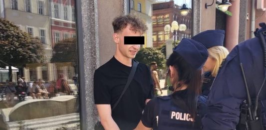 Mężczyzna, który zaatakował działaczy Konfederacji, został zatrzymany przez policję. Foto: tter/Bartłomiej Lech