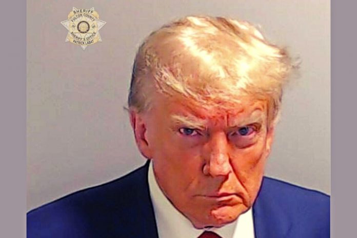 Donald Trump w budynku aresztu hrabstwa Fulton w Atlancie. Zdjęcie: PAP/EPA