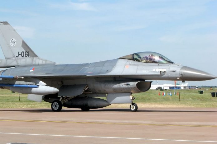 Holenderski samolot F-16.