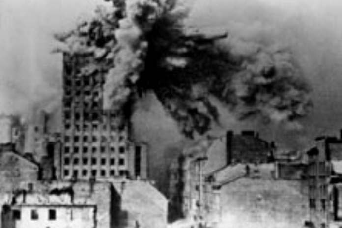 gmach-zniszczony-powstanie-warszawskie-ok 28 sierpnia 1944. Gmach Prudentialu (wybudowany w latach 1931-1933 w stylu art déco) trafiony przez 2-tonowych pocisk z moździerza "Karla". Widok z dachu domu przy ul. Kopernika 28.