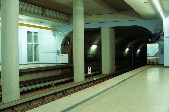 Stacja metra Max-Weber-Platz w Monachium.