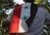 Mężczyzna z flagą Syrii