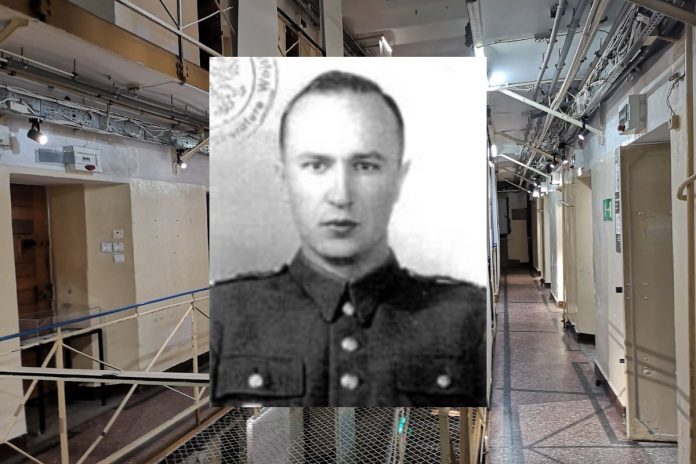 Artur Skulbaszewski na tle wnętrza Muzeum Żołnierzy Wyklętych i Więźniów Politycznych PRL.