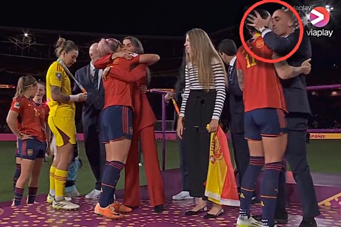 Ten pocałunek kosztował posadę prezesa Hiszpańskiej Federacji Piłki Nożnej. Zdjęcie: Twitter (screen)