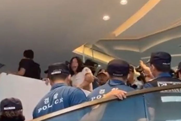Policja zatrzymała kilkanaście osób, które usiłowały wtargnąć do ambasady Japonii