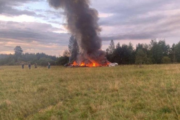 Płonący wrak rozbitego samolotu, którym leciał m.in. Jewgienij Prigożyn. Foto: PAP/Newscom