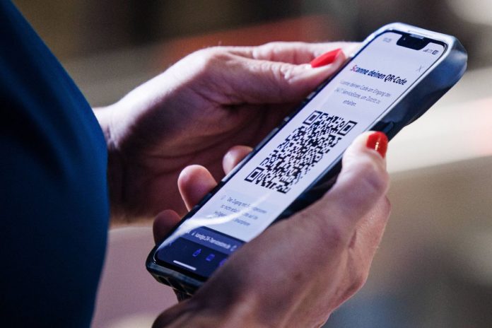 Kod QR na telefonie.