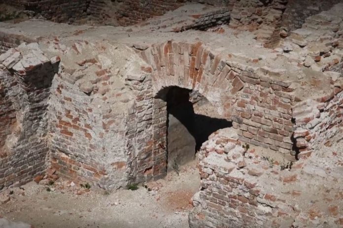 45-metrowy tajemniczy tunel odkryty pod ruinami Pałacu Saskiego.