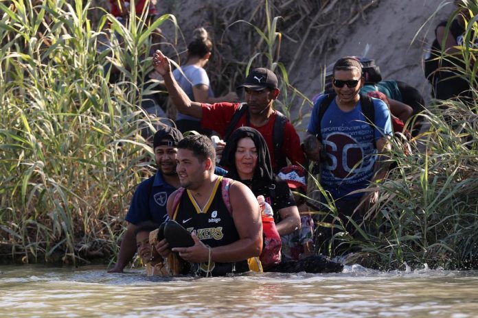Nielegalni migranci próbujący dostać się do USA przez rzekę Rio Grande. Zdjęcie ilustracyjne. Foto: PAP/EPA