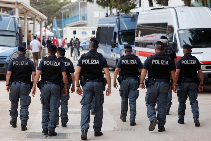 Włoscy policjanci. Zdjęcie ilustracyjne. Źródło: PAP/EPA