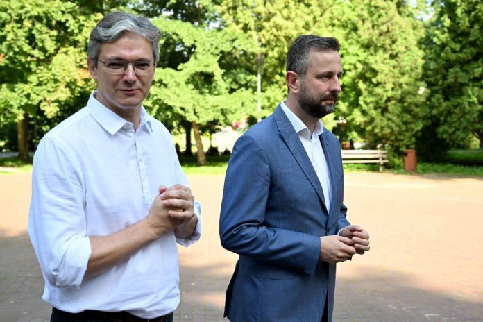 Adam-Jarubas-Władysław-Kosiniak-Kamysz-nczas Prezes PSL Władysław Kosiniak-Kamysz (P) oraz szef sztabu wyborczego PSL, europoseł Adam Jarubas (L) podczas konferencji prasowej Fot. PAP/Piotr Polak