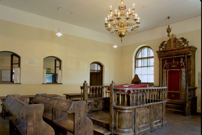 Wnętrze synagogi Chewra Lomdei Misznajot w Oświęcimiu / Foto: Slav, CC BY-SA 2.5, Wikimedia Commons