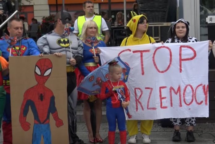 Piotr-Zalewski-nczas Nie żyje Piotr "Spiderman" Zalewski. Mieszkańcy Koszalina zorganizowali marsz przeciwko przemocy Źródło: YouTube/Koszalininfo-wydarzenia