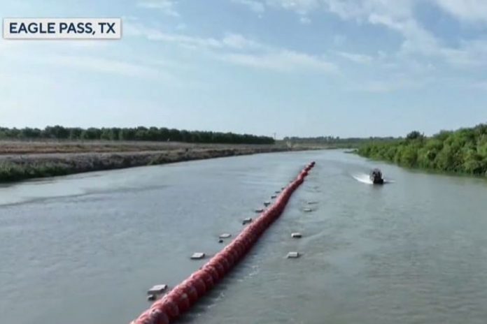 Pływająca barierę przeciwko nielegalnym imigrantom w Teksasie.