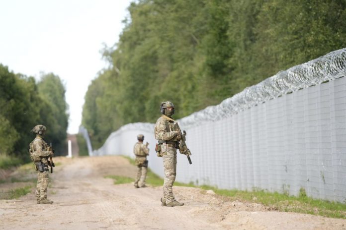 Funkcjonariusze na granicy łotewsko-białoruskiej.