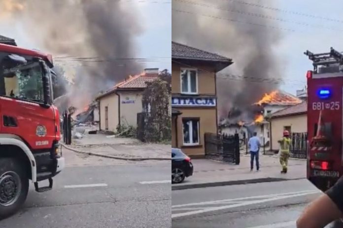 Kilkudziesięciu strażaków gasi pożar w Kobyłce.