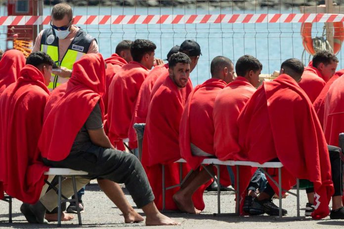 Nielegalni imigranci dopłynęli do Hiszpanii.