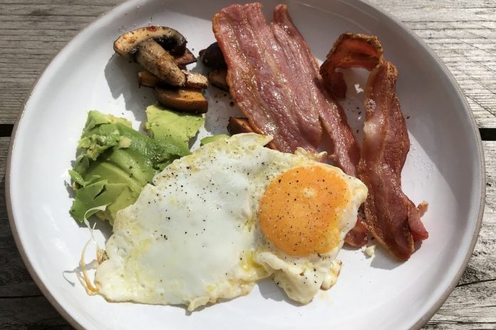 Typowe keto śniadanie - mięso, jaja, awokado. Zdjęcie ilustracyjne. Foto: pixabay
